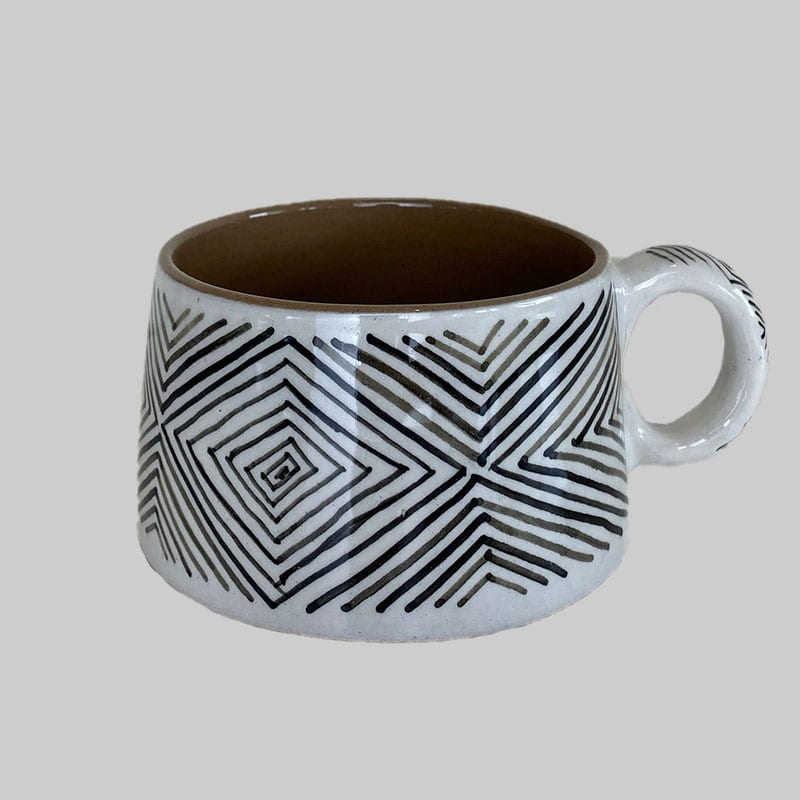 Marokkansk håndlavet kop med i hvid med sort stribemønster