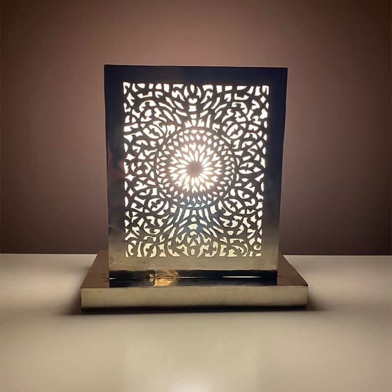 Marokkansk håndlavet firkantet bordlampe, tændt i mørket