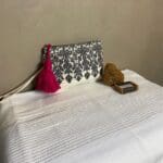 Marokkansk håndvævet hammam håndklæde med tynde sølvstriber, med toiletting oven på