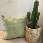 Marokkansk håndvævet pudebetræk af kaktussilke i limegrønne nuancer med detaljer