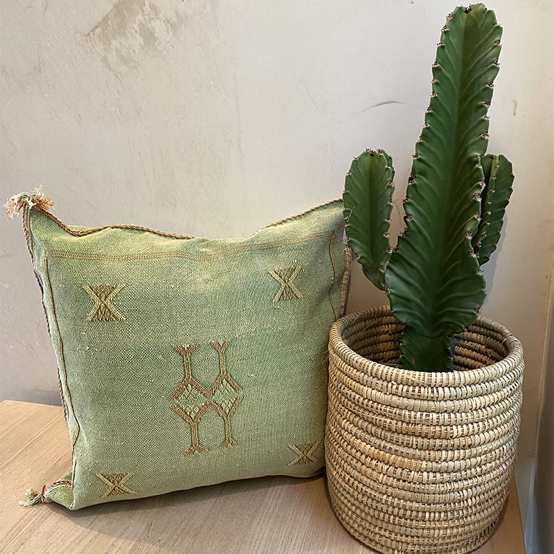 Marokkansk håndvævet pudebetræk af kaktussilke i limegrønne nuancer med detaljer