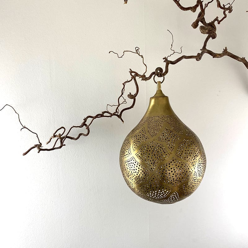 Marokkansk håndlavet rund lampe af guld, hængende på gren