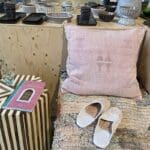 Marockanskt handvävt kuddfodral av kaktussilke i rosa färg med rosa detaljer, i ett hem med marockansk inredning