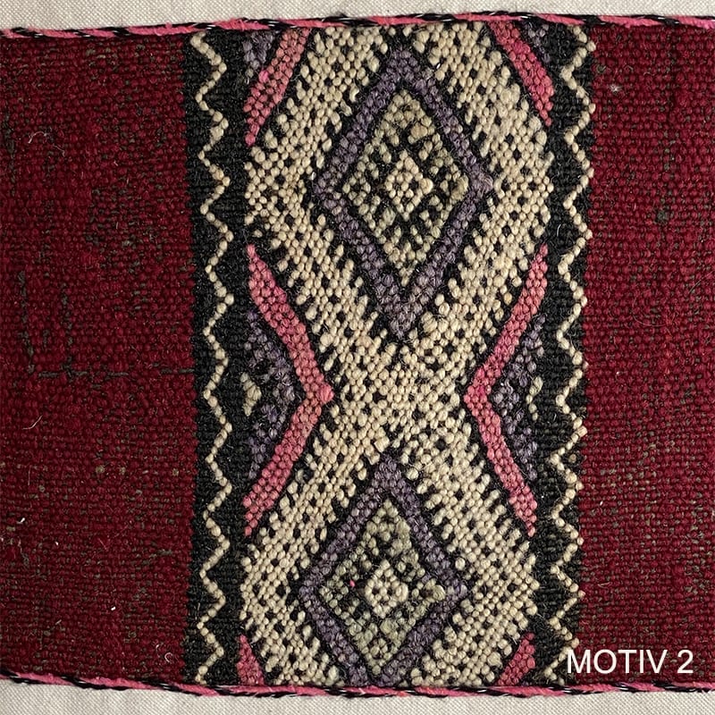 Håndlavet pudebetræk med marokkansk mønster i røde og grønne nuancer med beige pompon på den ene kant, motiv 2, tæt