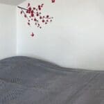 Marokkansk håndvævet sengetæppe i blå, på en seng