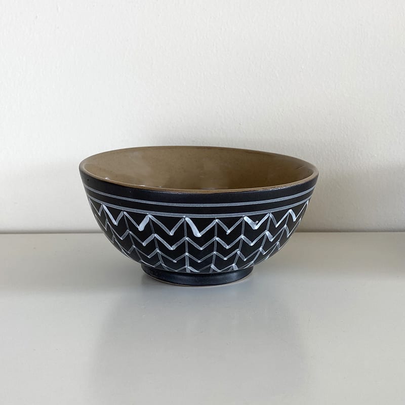Marokkansk håndlavet skål i sort med hvidt zigzagmønster