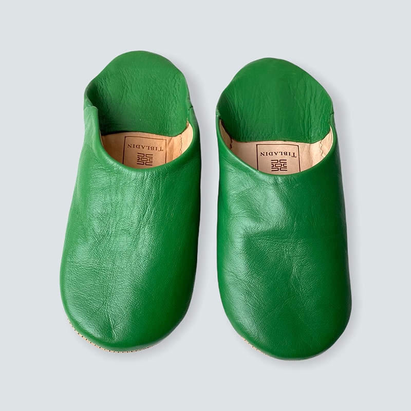 Marokkanske håndlavede slippers i grøn, forfra