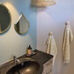 Marokkanske håndlavede spejle med guld kant hængende på et badeværelse