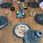 fire marokkanske tallerkener og et tagine fad i grøn marbre på et aftensmads opdækket bord