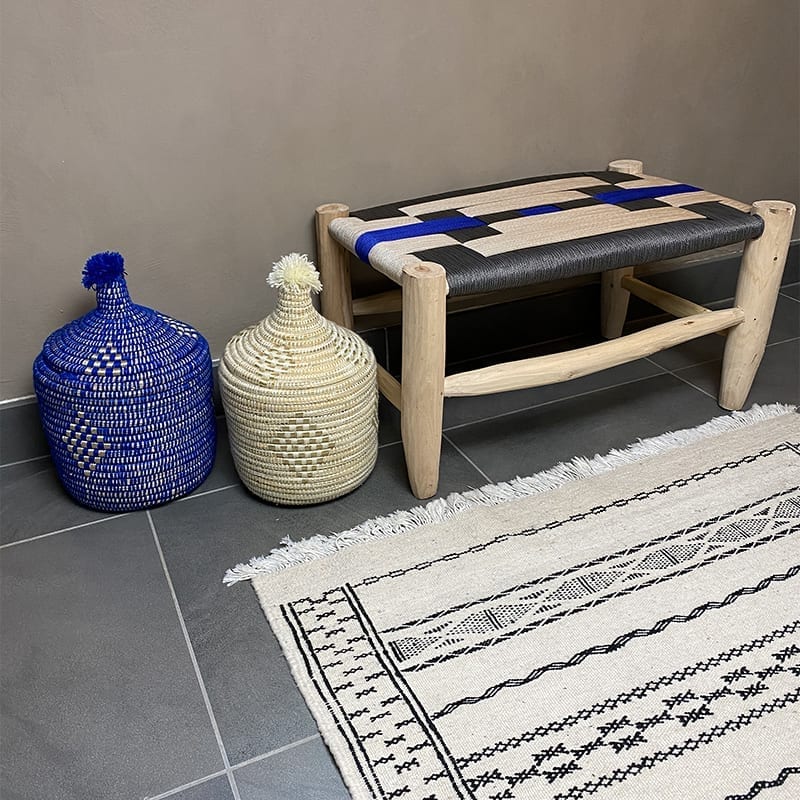Marokkanske håndlavede kurve i blå og hvid med guldtråde ude på et badeværelse