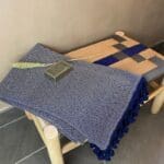 Marokkansk håndvævet hammam håndklæde med blåt marokkansk mønster, med en sæbe oven på