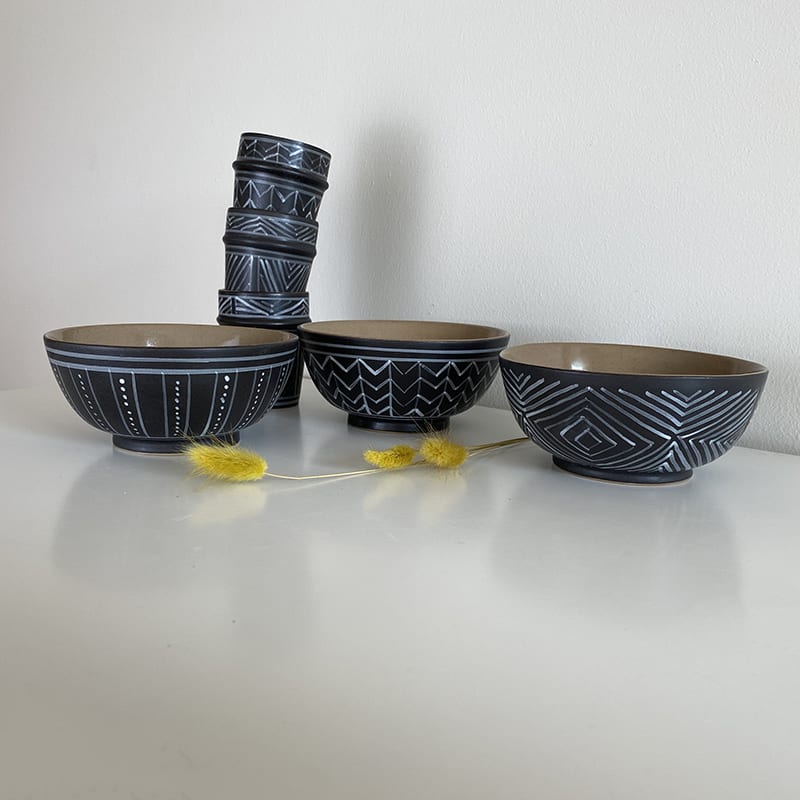 Marokkanske håndlavede skåle i sort med forskellige hvide mønstre
