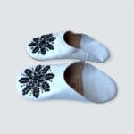 Marokkanske håndlavede slippers i hvid med sorte palietter, fra siden