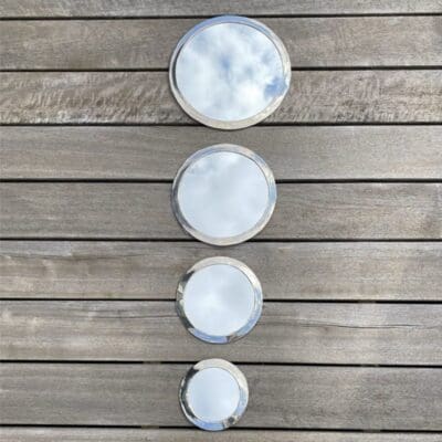 Vier runde marokkanische handgefertigte Spiegel aus silbernem Metall in verschiedenen Größen