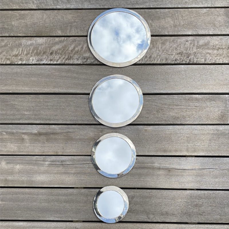 Fire runde marokkanske håndlavede spejle i sølvmetal i forskellige størrelser