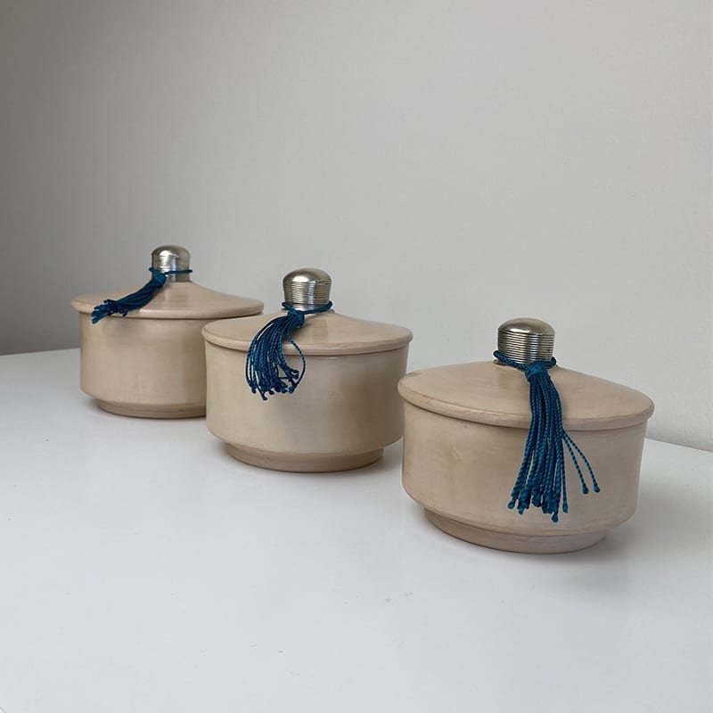 Beige runde lave marokkanske håndlavede krukker i stucco med blå kvaster