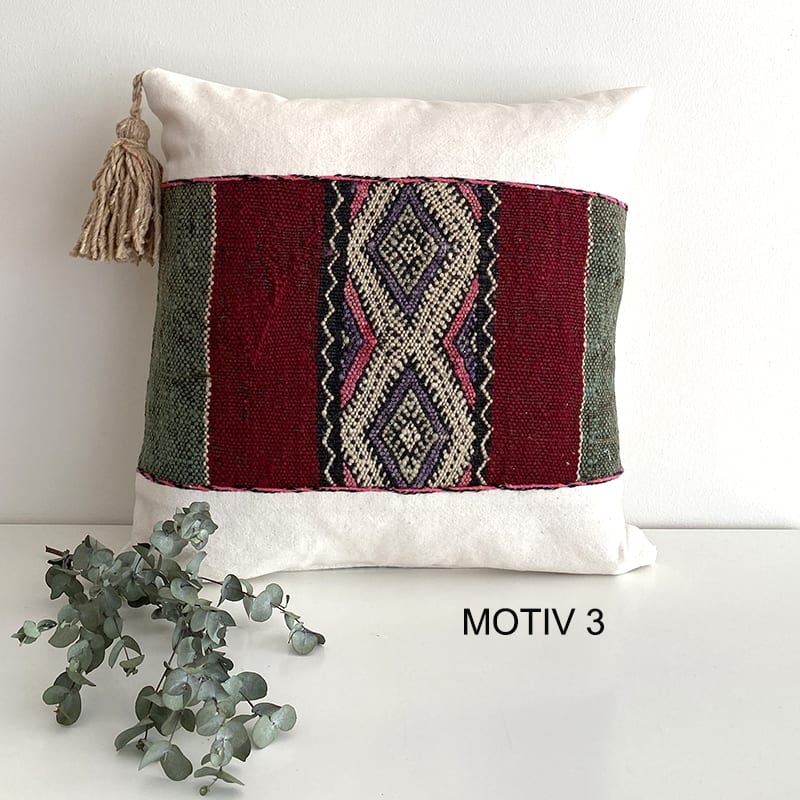 Håndlavet pudebetræk med marokkansk mønster i røde og grønne nuancer med beige pompon på den ene kant, motiv 3