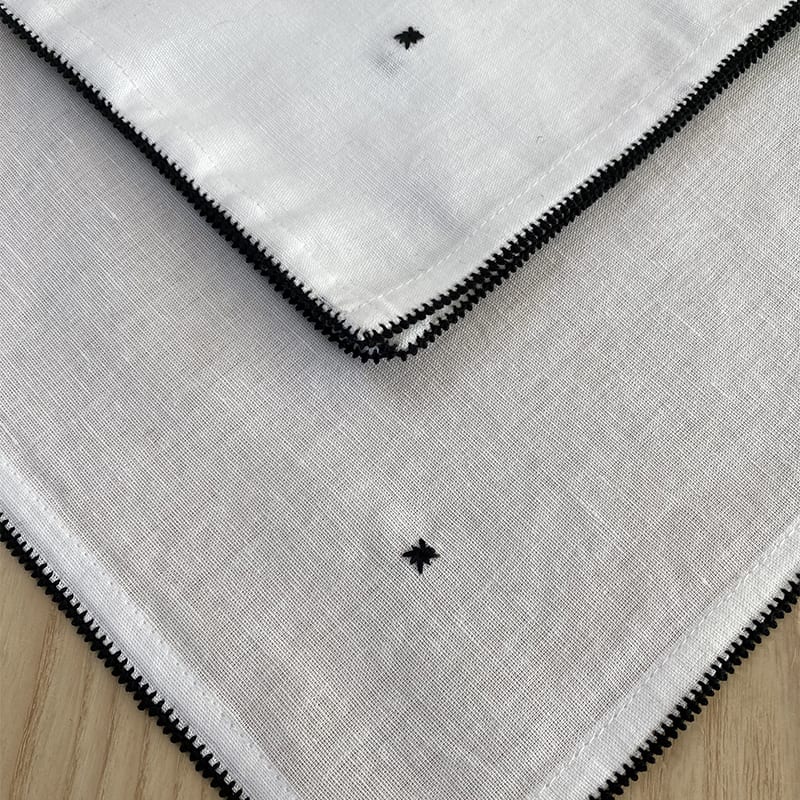 Hvide stofservietter med sort marokkanske håndbroderede mønster, tæt