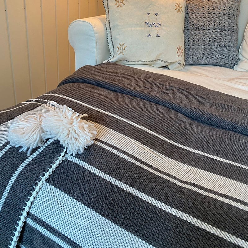 Marokkansk sengetæppe med hvide pomponer