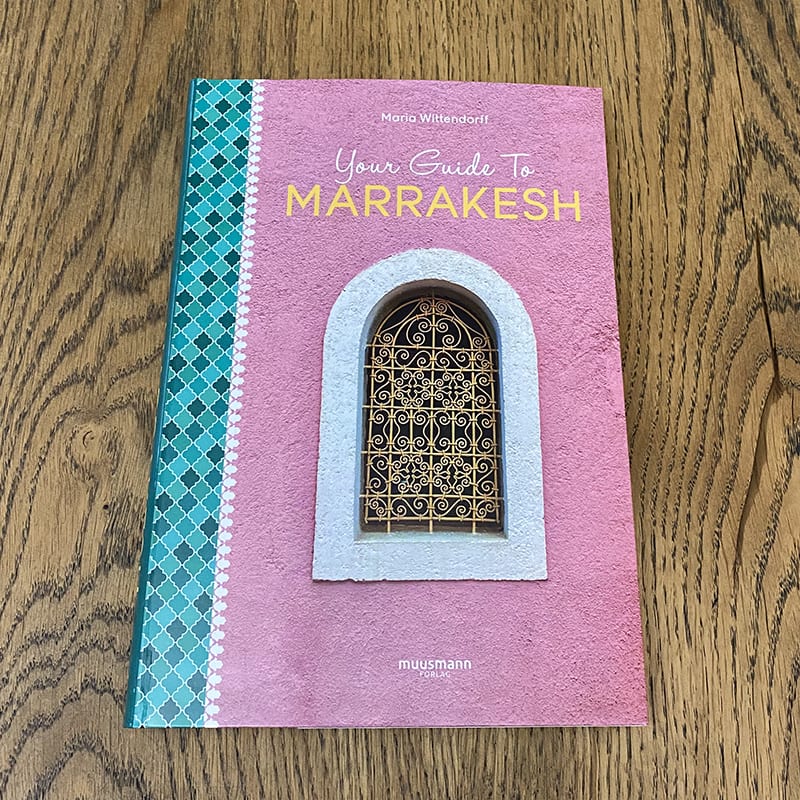 Din guide til Marrakesh bog oven på træbord