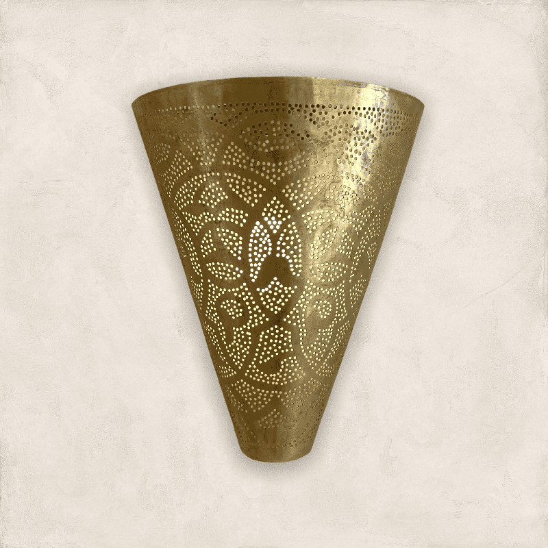 Håndlavet væglampe i guldmetal med marokkansk mønster