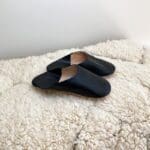 Marokkanske håndlavede slippers i sort oven på beni ouarain tæppe