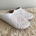 Marokkanske håndlavede slippers i hvid med mønster, tæt