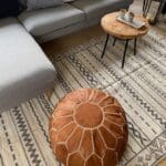 Marokkansk puf i lysebrun i en stue