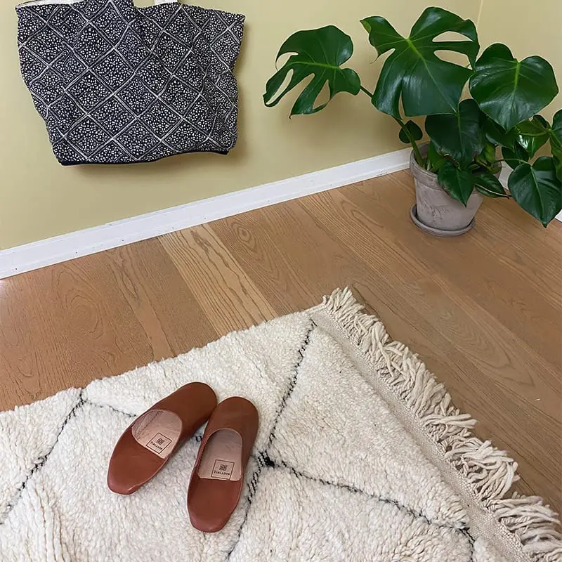 Beni Ouarain tæppe med brune slippers oven på