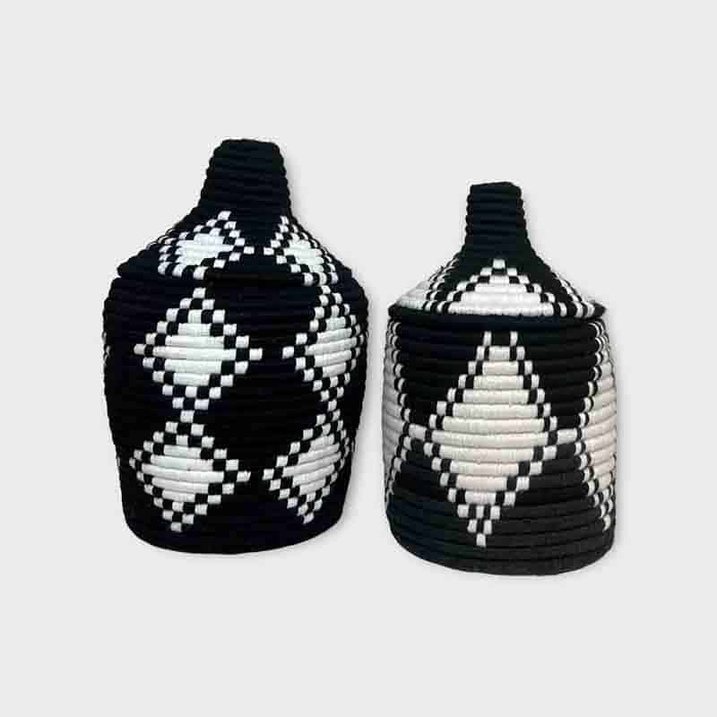 Berberkurv med sort og hvid diamantformet mønster