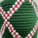 Berber kurv i grøn og rød mønster