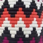 Stor berberkurv i røde, violette og hvide zigzag mønstrer