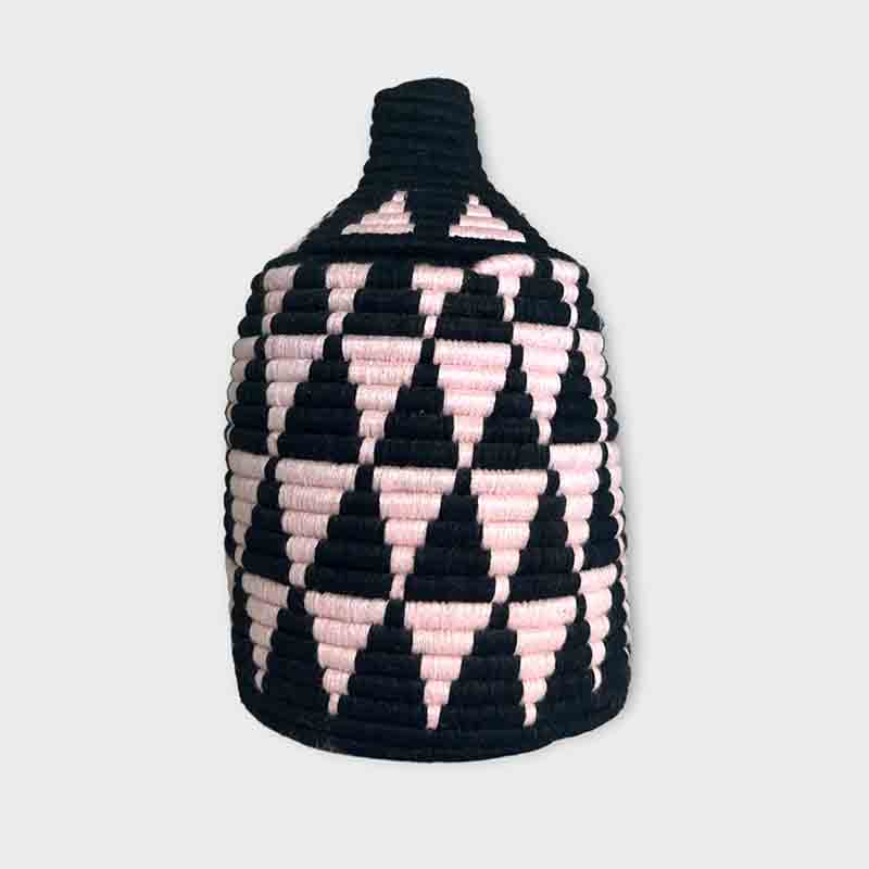 Berberkurv med trekantsmønster i rosa og sort