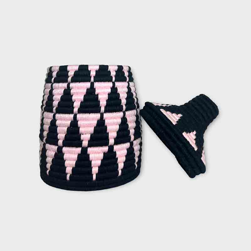 Berberkurv med trekantsmønster i rosa og sort