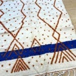 Marokkaans vloerkleed met blauwe en bruine markeringen