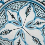 Unikt marokkansk keramik - tallerken med marokkansk mønster i lyseblå