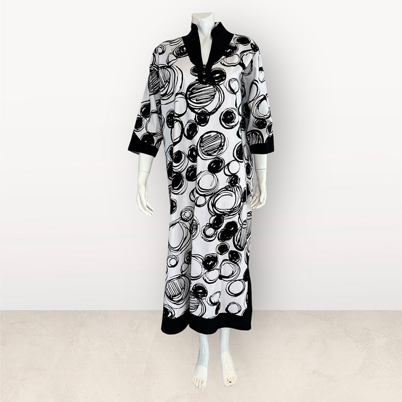 Hvid kjole med sort grafiks mønstrer med cirkler, sorte kanter