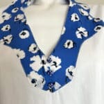 Kjole Nellike hvid med blå blomster i udskæring, ærmer og i nederste kant