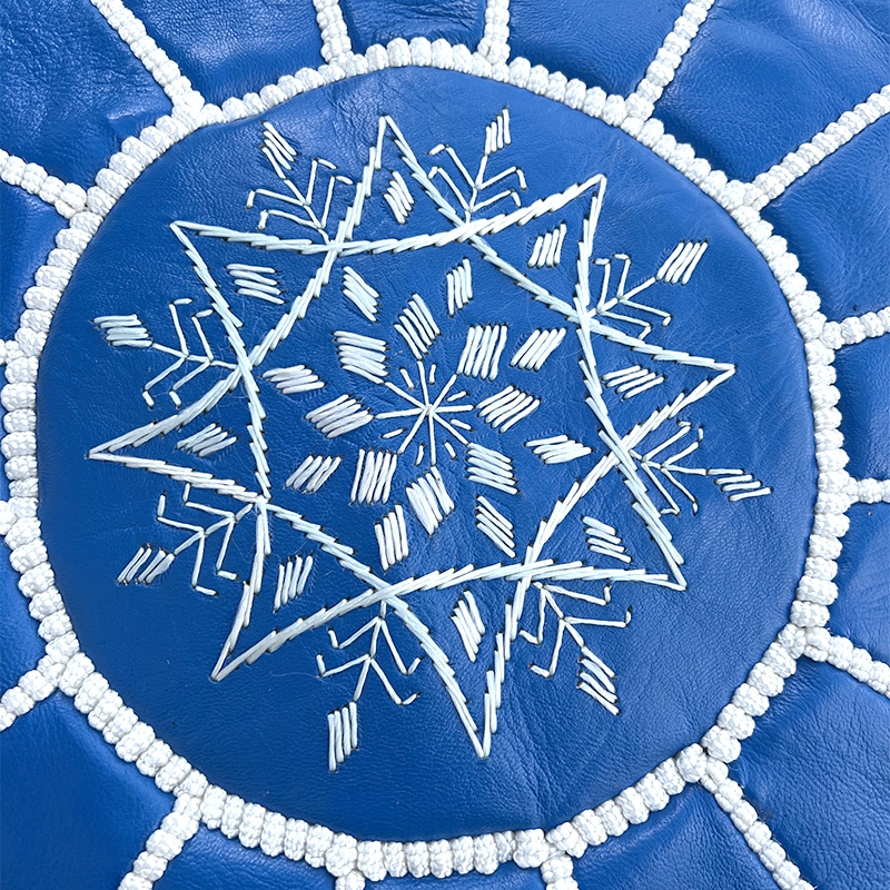 marokkansk læderpuf i en smuk majorelle blå