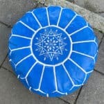 marokkansk læderpuf i en smuk majorelle blå