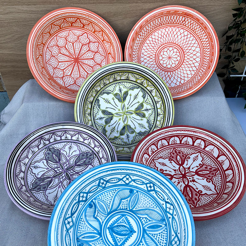 Marokkansk couscous fad af keramik, som måler 28 cm i diameter og 5 cm i højden. Der findes følgende 6 farvevarianter: rød, lyseblå, lilla, limegrøn og 2 forskellige orange. Håndmalet smukt marokkansk mønster.