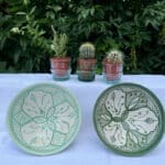 2 marokkanske keramikskåle i mintgrøn og grøn med et fint håndmalet mønster. Håndlavet i Marokko.