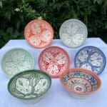 Smukke marokkanske skåle af keramik i forskellige mønstre. Findes i 2 forskellige orange, blå, rød, grøn og mintgrøn. Håndlavet i Marokko.