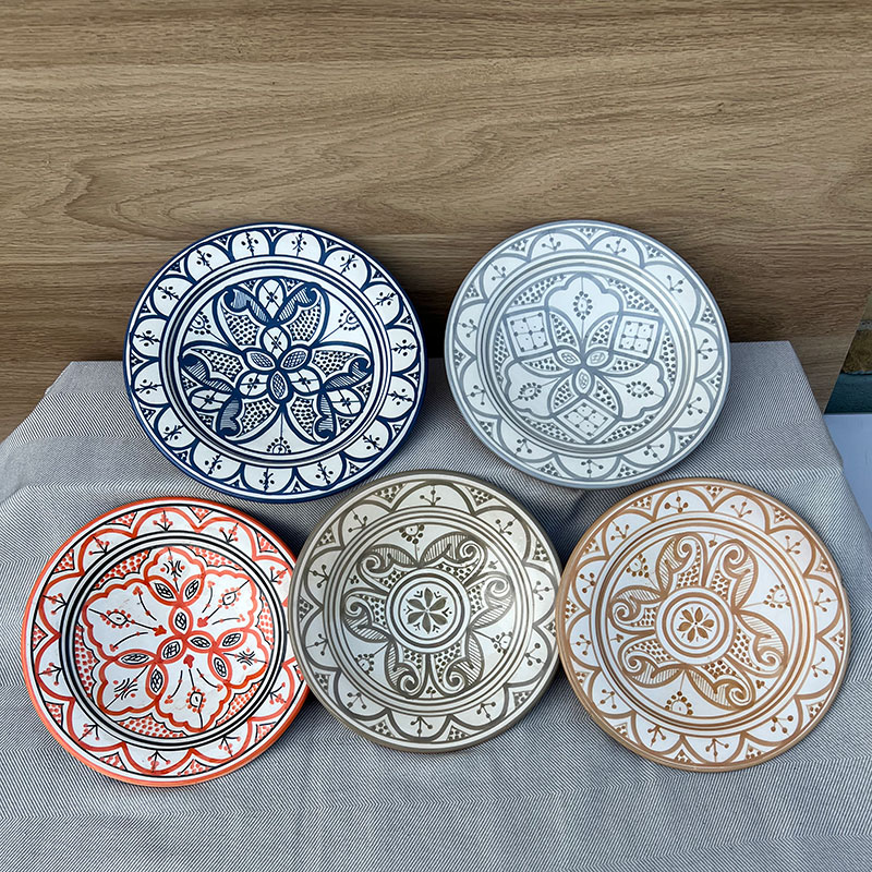 Smukke unika keramiktallerkner håndlavet i Marokko. Findes i mørkeblå, grå, okker, orange og beige med flotte marokkanske mønstre.