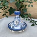 marokkansk tagine i en kongeblå farve- måler 13 cm. vises med låget på