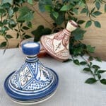 marokkansk tagine i en kongeblå farve sammen med en i en brun farve- måler 13 cm.