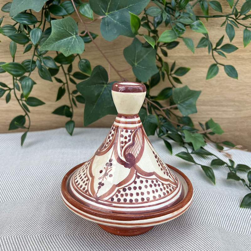 marokkansk tagine i en brun farve- måler 13 cm. vises med låget på