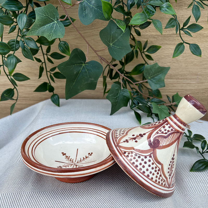 marokkansk tagine i en brun farve- måler 13 cm. vises med låget på skrå