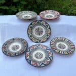 Marokkanische Keramikteller in verschiedenen Farben und handgemalten marokkanischen Mustern. Der Durchmesser beträgt 16 cm.