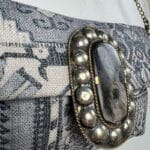 Håndtaske i grålige nuancer med kobber kæde og stor dekorativ knap